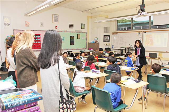 あさひ学園の教室を見学する今年の「USEJプログラム」参加者の皆さん。