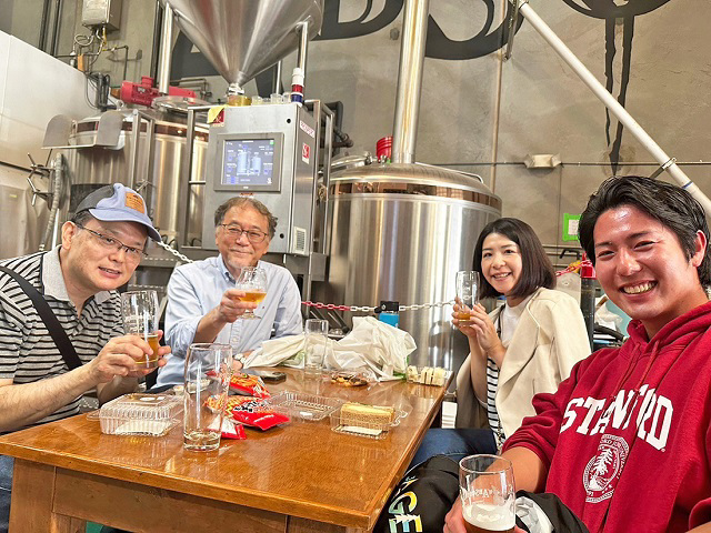 1軒目の「Absolution Brewing Company」にて、ほかの参加者の皆さん。