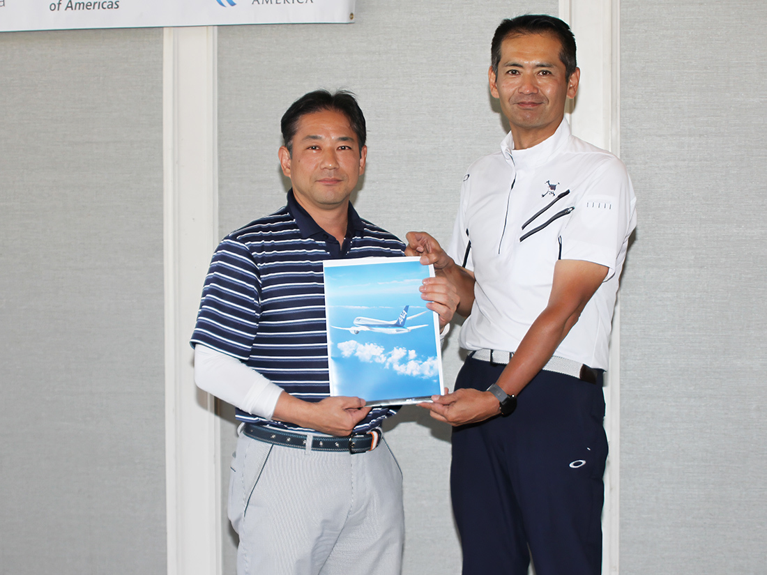 All Nippon Airwaysの東京往復チケットを引き当てた、Seika Machinery, Inc.のIsao Muraokaさん（左）と、ANA米州室 総務・予約統括部長 兼 ロサンゼルス支店長・廣岡さん。