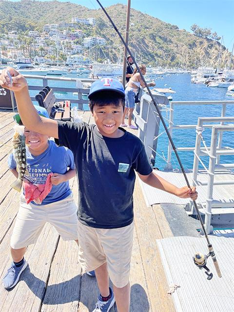 魚が釣れて大喜びの子どもたち