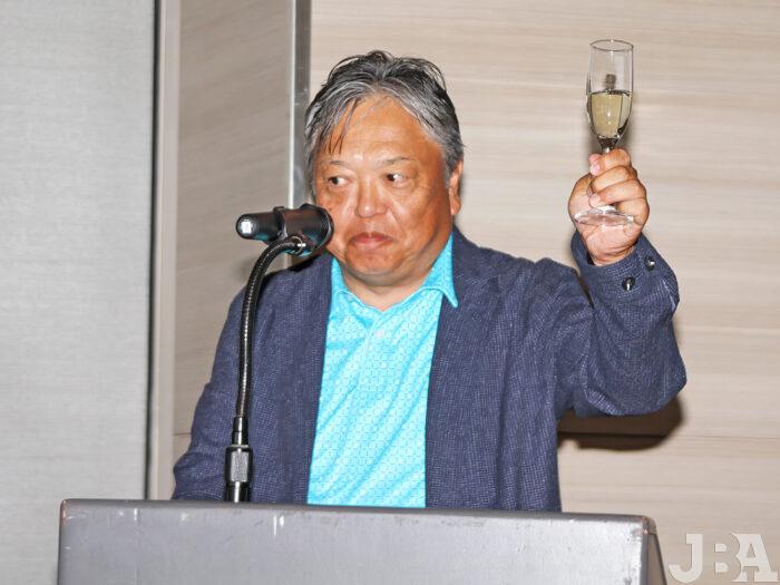 乾杯の音頭を取る南浦JBA会長。