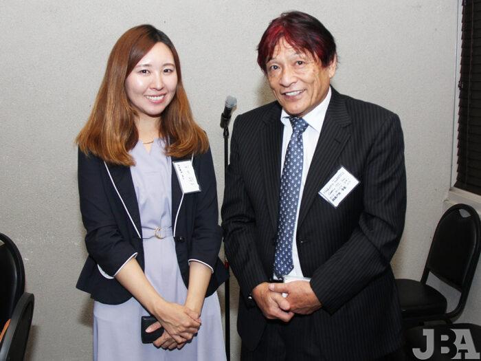 All Nippon Airwaysの東京往復チケットを引き当てた、Seika Machinery, Inc.のIsao Muraokaさん（左）と、ANA米州室 総務・予約統括部長 兼 ロサンゼルス支店長・廣岡さん。